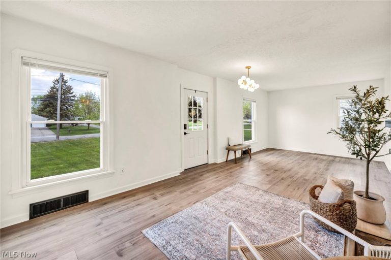 375 Hillside Road, Seven Hills, OH - Photo 4