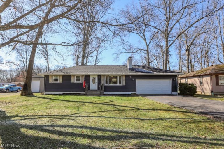 17997 Hillcrest Drive, Lake Milton, OH - Photo 2