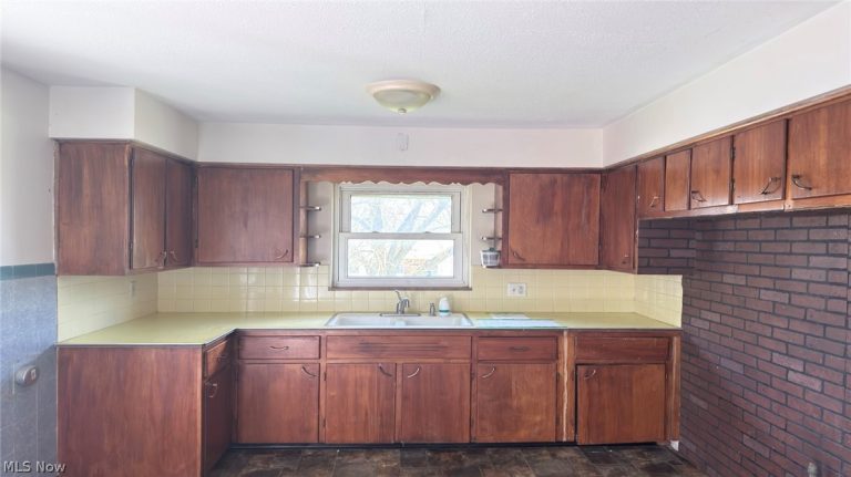785 Brittain Road, Akron, OH - Photo 8
