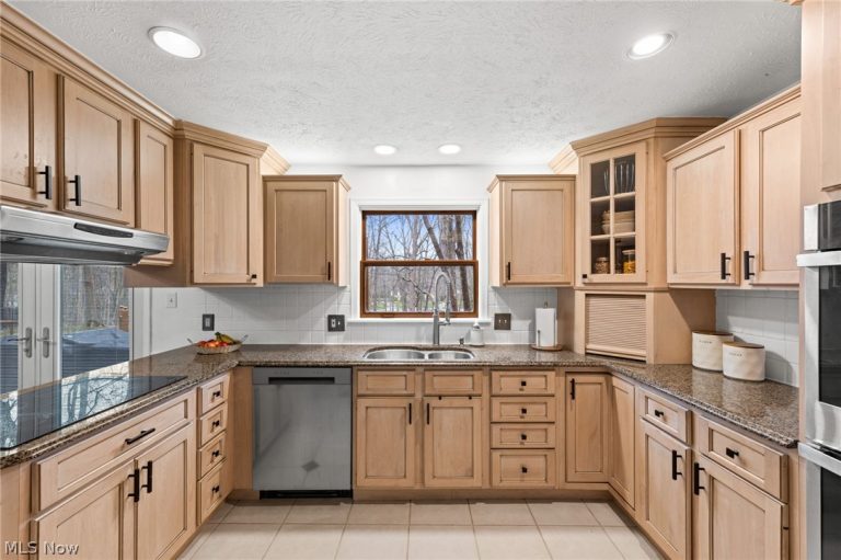 52 Carriage Stone Drive, Chagrin Falls, OH - Photo 8