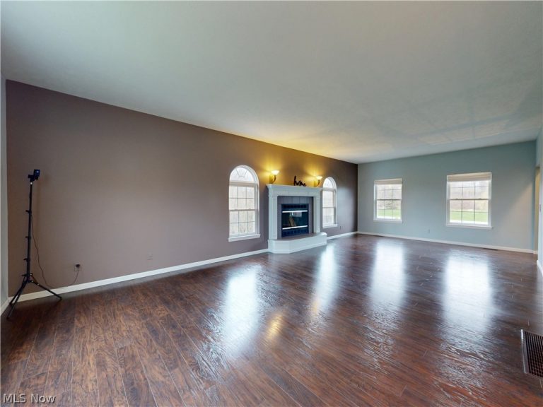 10055 Locust Grove Drive, Chardon, OH - Photo 8