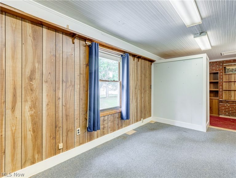 2740 Chelsea Drive, Akron, OH - Photo 2