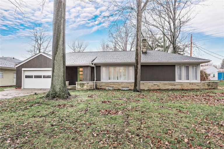 16237 Forest Hills Boulevard, Cleveland Heights, OH - Photo 2