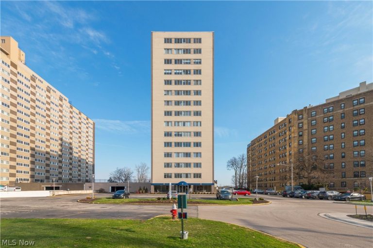 12520 Edgewater Drive #210, Lakewood, OH, 44107
