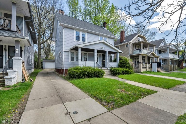 921 Helmsdale Road, Cleveland Heights, OH - Photo 4