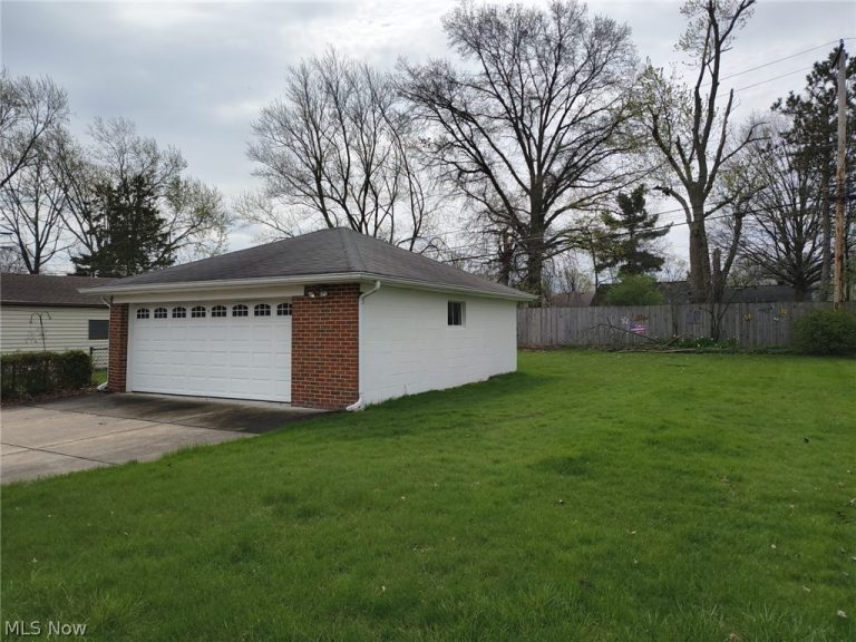11531 Barrington Boulevard, Parma Heights, OH - Photo 4