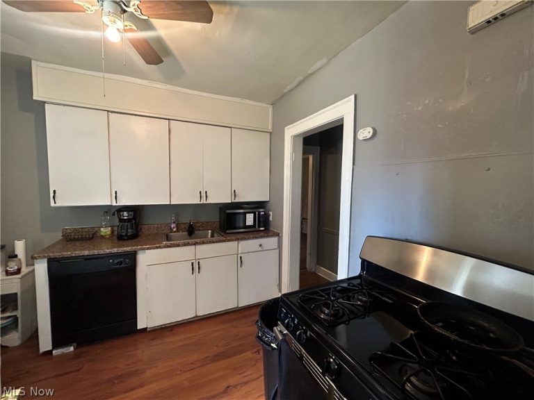 10518 Parkhurst Drive, Cleveland, OH - Photo 2