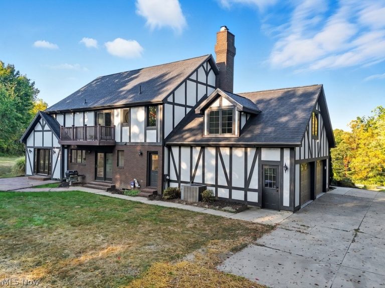 2097 Albertson Parkway, Cuyahoga Falls, OH - Photo 5