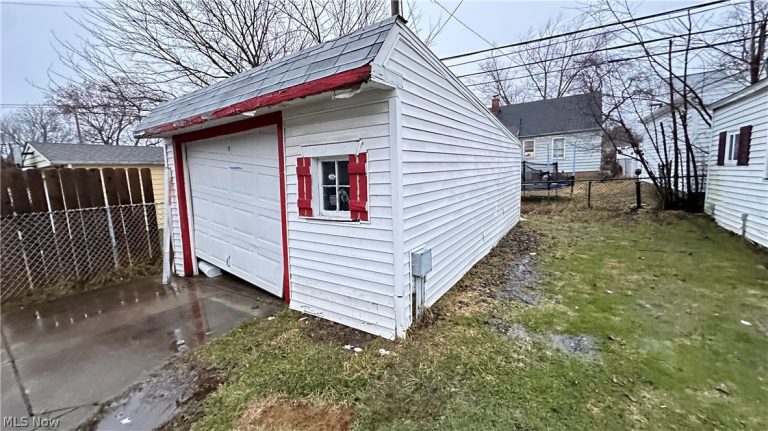19513 Beverly Avenue, Maple Heights, OH - Photo 6