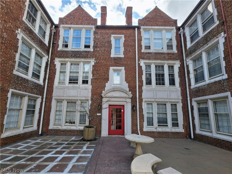 15610 Van Aken Boulevard #18, Shaker Heights, OH - Photo 2