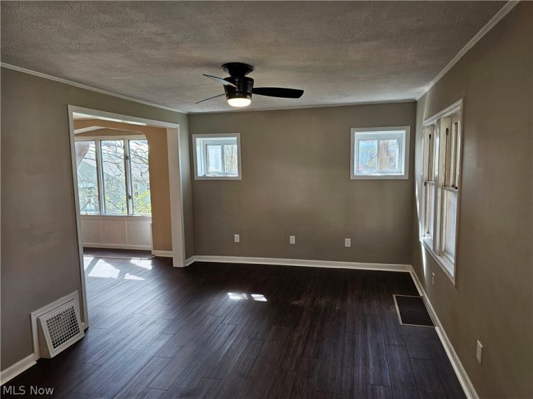 18 Youtz Avenue, Akron, OH - Photo 5