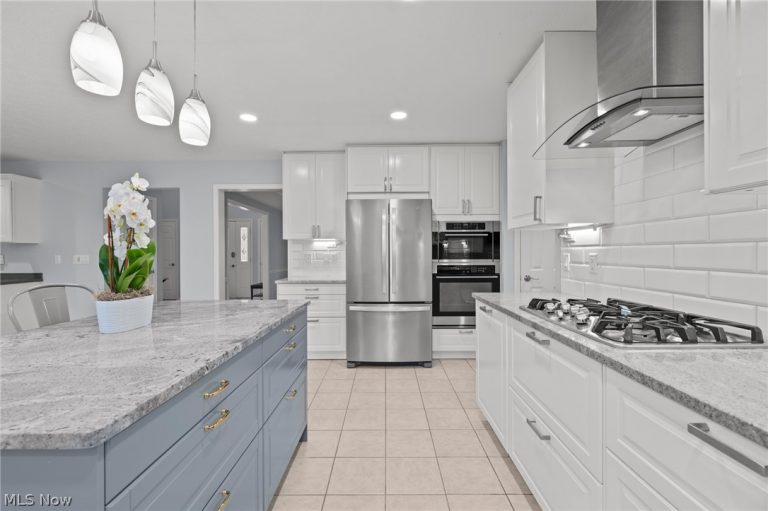 25471 Hilltop Drive, Beachwood, OH - Photo 4
