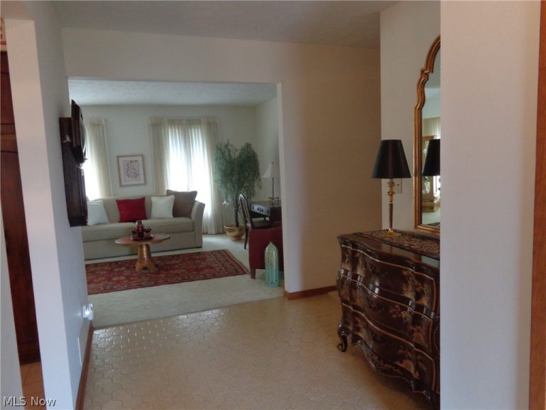 6920 Dogwood Circle, Middleburg Heights, OH - Photo 2
