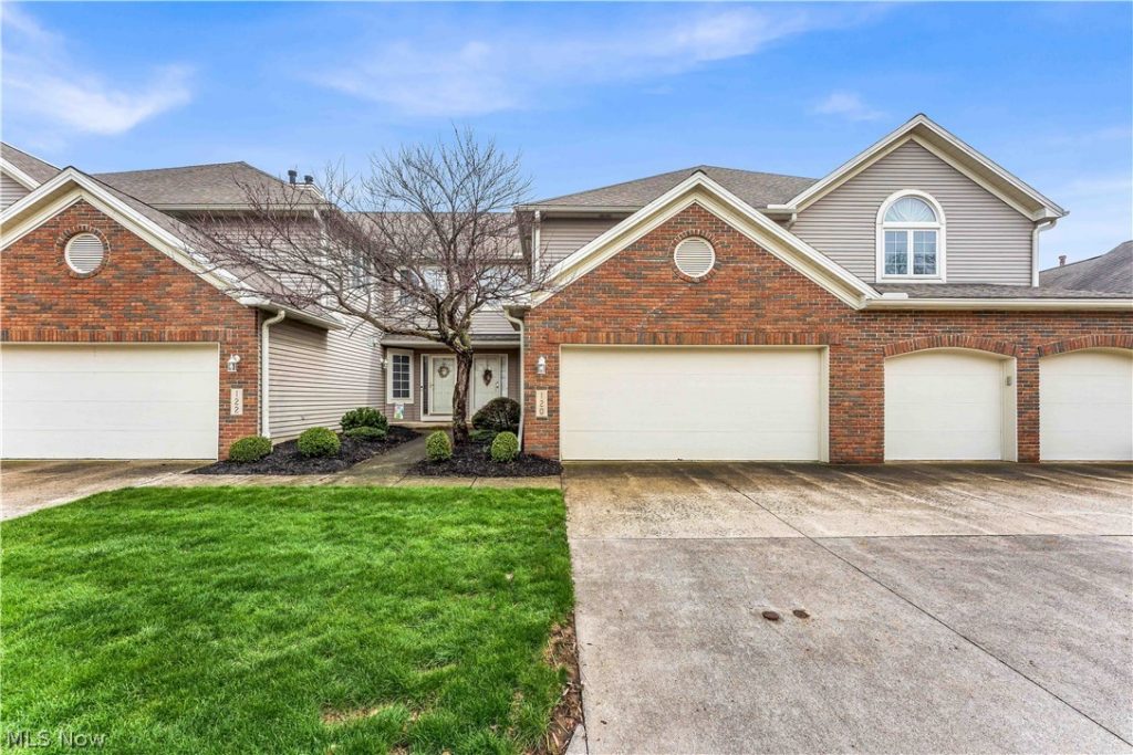 120 Ambleside Way, Amherst, OH