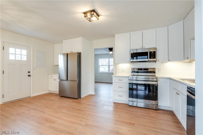 387 Harcourt Road, Vermilion, OH - Photo 4
