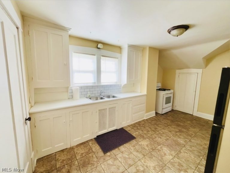 3114 Neosho Road #up, Youngstown, OH - Photo 5