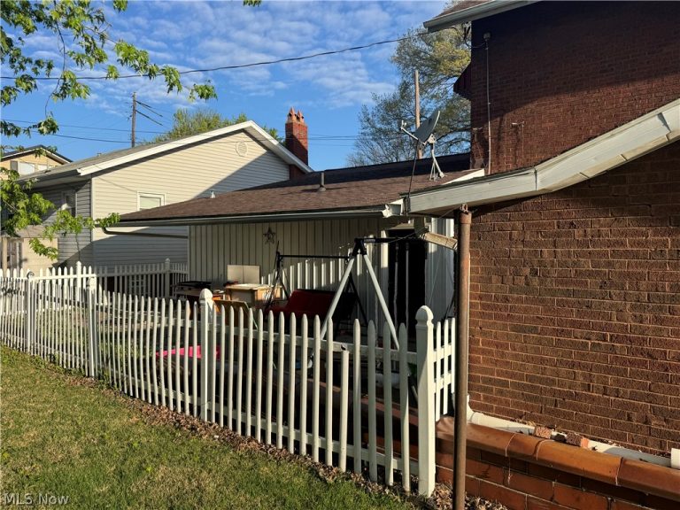 936 Main Street, Uhrichsville, OH - Photo 5