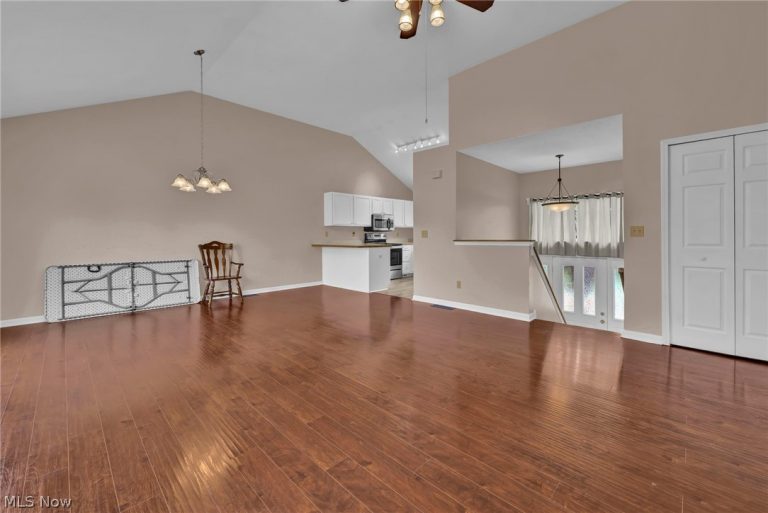 9561 Cyprus Lane, Olmsted Falls, OH - Photo 5