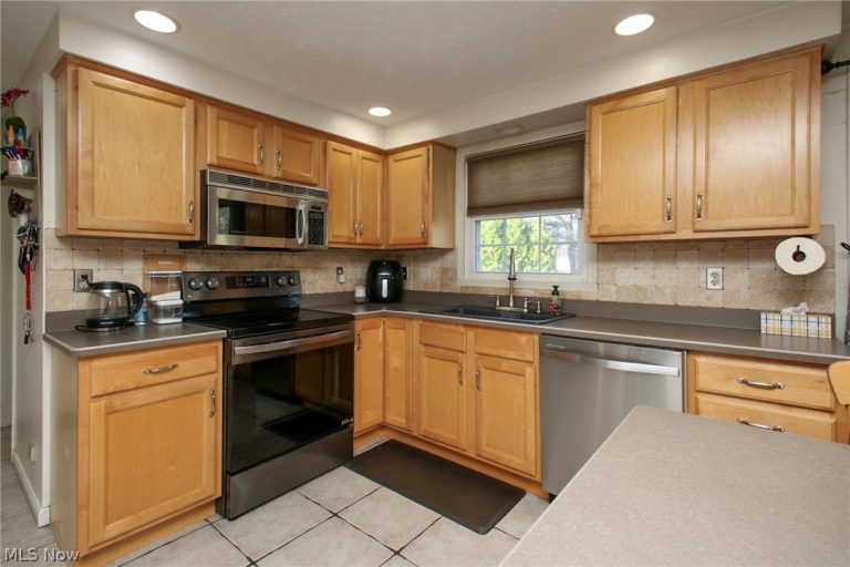 200 Briarbrook Court, Howland, OH - Photo 6