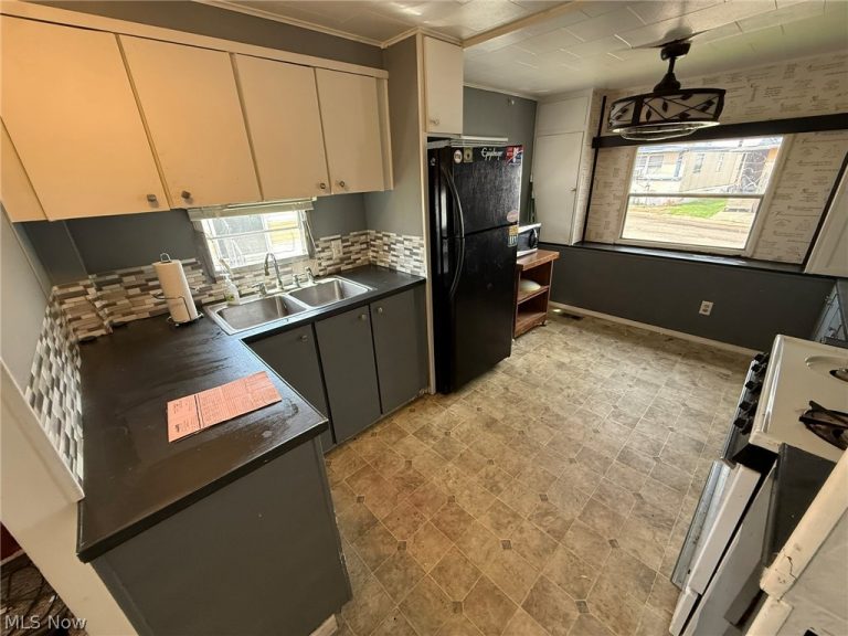 610 Karen Avenue, New Philadelphia, OH - Photo 2