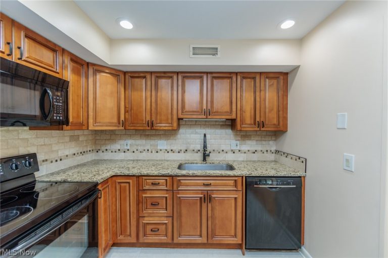 6270 Greenwood Parkway #402, Sagamore Hills, OH - Photo 4