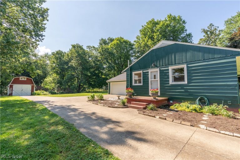 13526 Glenvale Avenue, Uniontown, OH - Photo 2