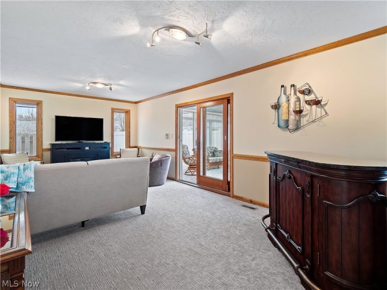 1044 Joy Oval, Seven Hills, OH - Photo 6