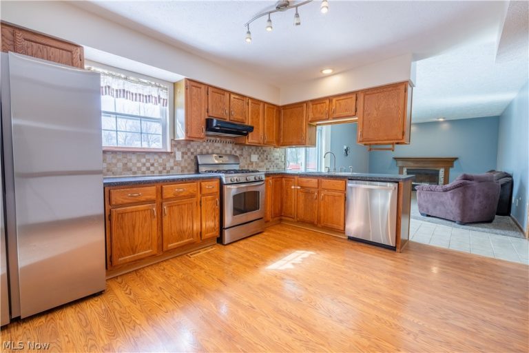 898 Quincy Court, Medina, OH - Photo 2