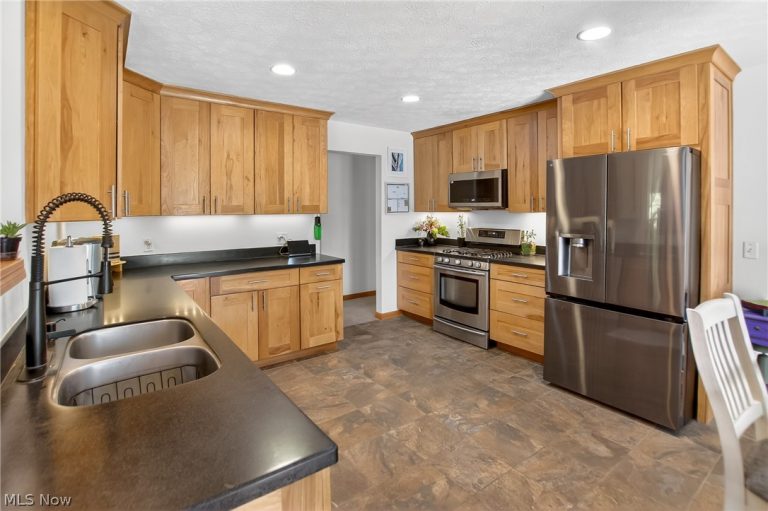 269 Chart Road, Cuyahoga Falls, OH - Photo 8