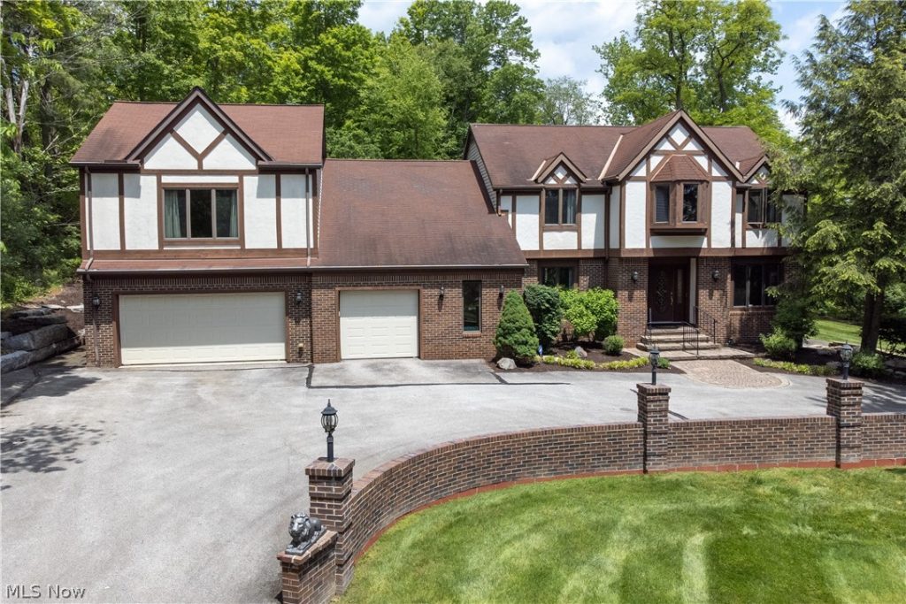 77 Carr Road, Hinckley, OH