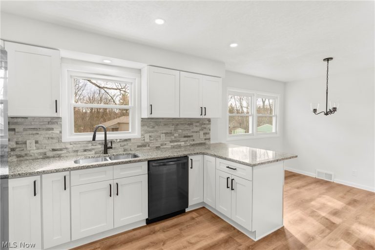 529 Warren Avenue, Niles, OH - Photo 8