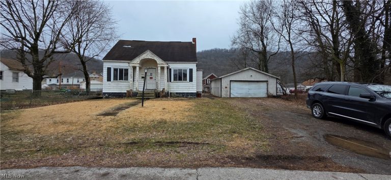 1011 Grant Street, Newell, WV - Photo 2