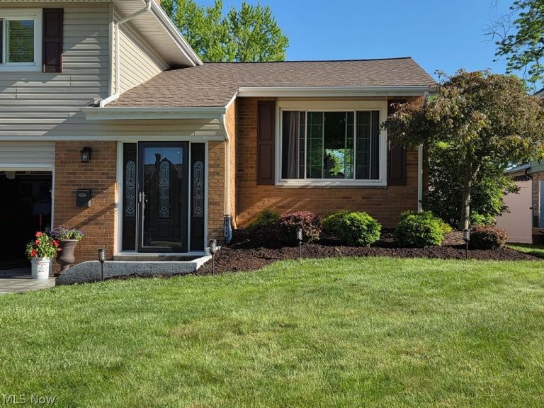 6419 Hollywood Drive, Parma, OH - Photo 2