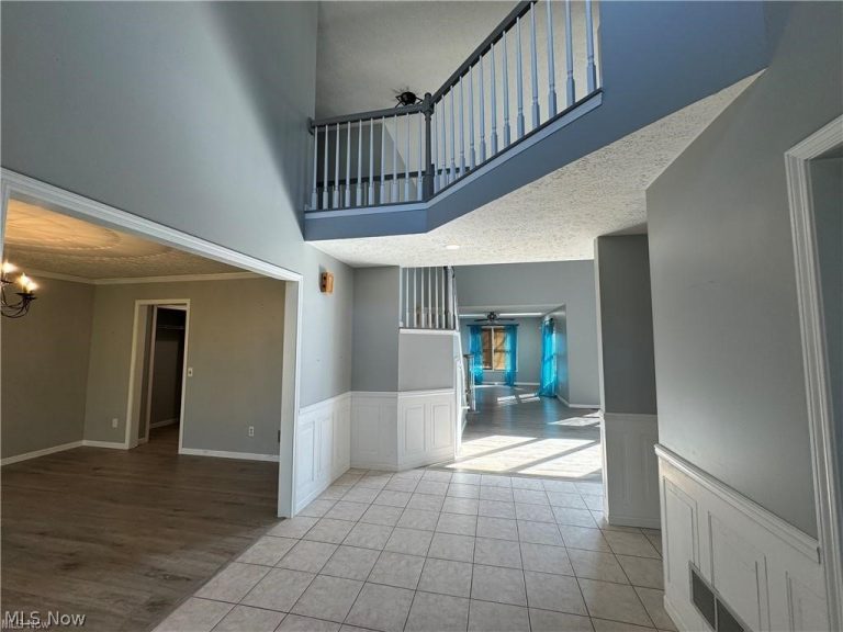 242 Ravenshollow Drive, Cuyahoga Falls, OH - Photo 2