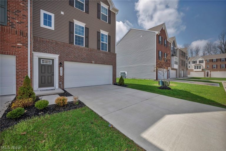 34566 Ethan Way, Willoughby, OH - Photo 4