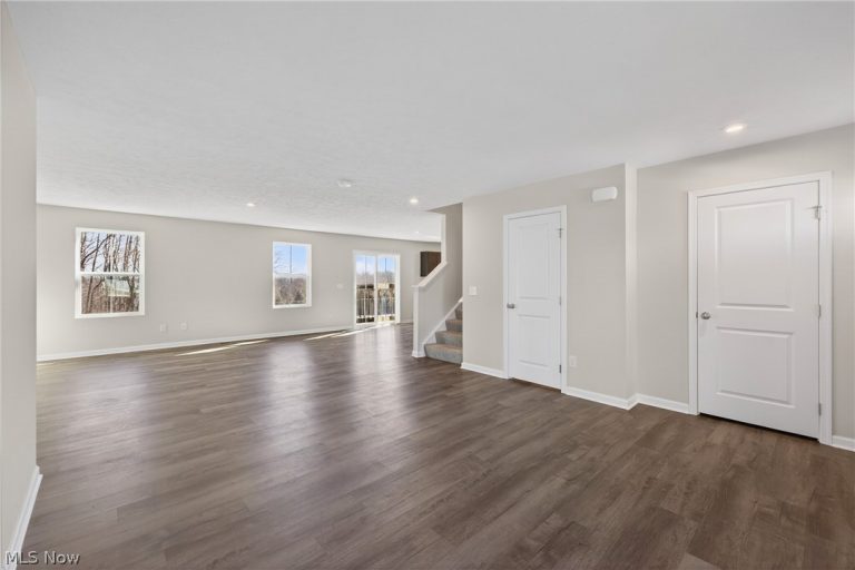 2457 Bishop Oval, Barberton, OH - Photo 2