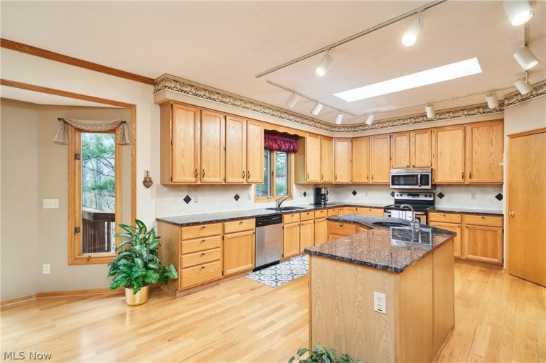 14742 King Arthurs Court, North Royalton, OH - Photo 4