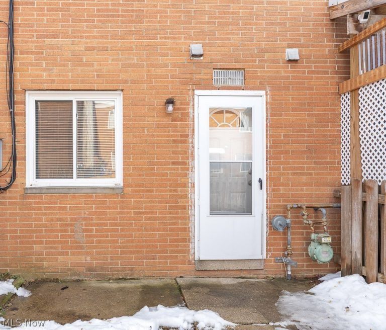 2472 Warren Parkway #20, Twinsburg, OH - Photo 2