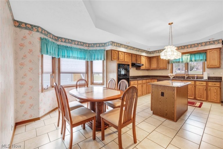 9421 Rainbow Lane, North Royalton, OH - Photo 8