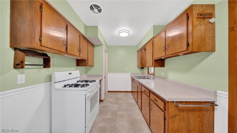 16504 Shelby Drive, Brook Park, OH - Photo 5