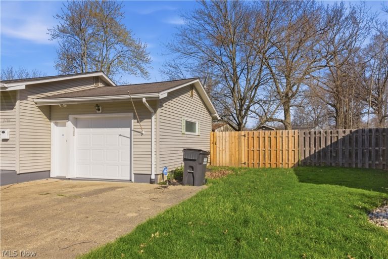 3702 Cumberland Circle, Youngstown, OH - Photo 3