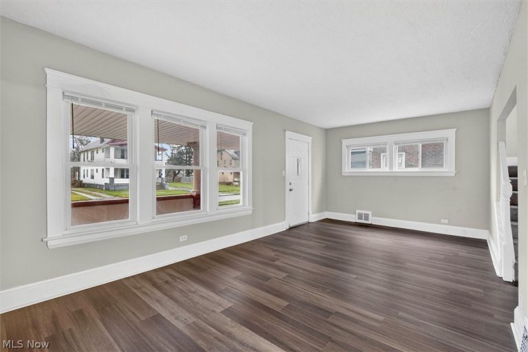 12912 Maplerow Avenue, Garfield Heights, OH - Photo 5