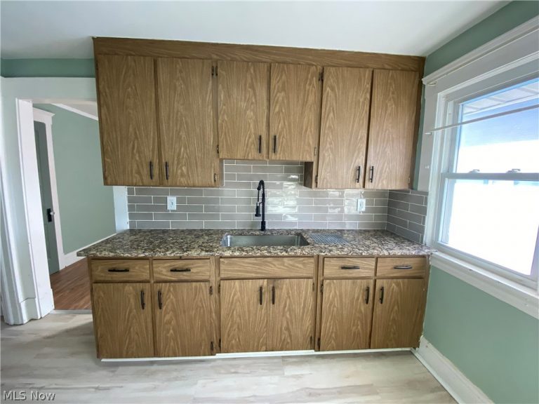 18627 Abby Avenue, Euclid, OH - Photo 5