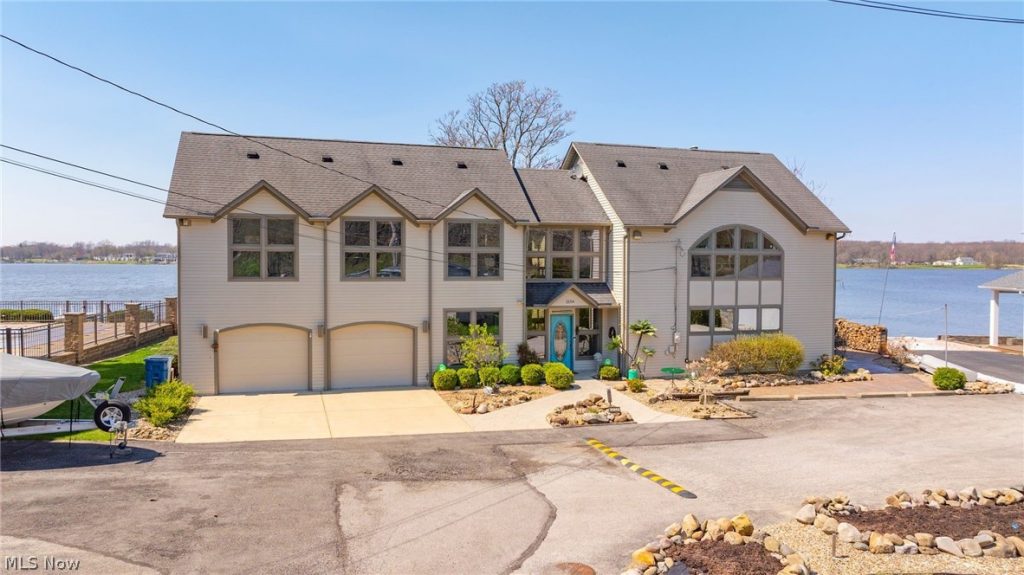 2154 River Road, Lake Milton, OH