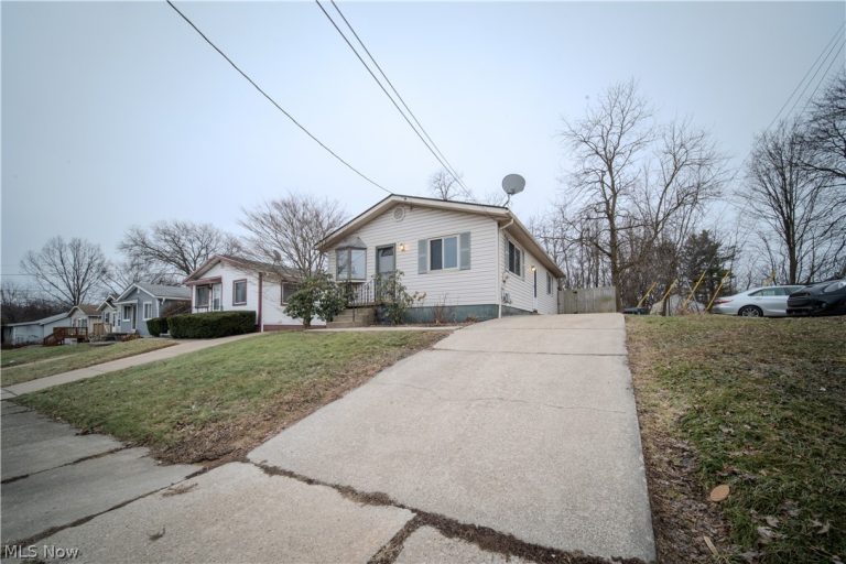 818 Jean Avenue, Akron, OH - Photo 2