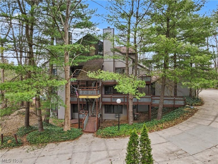 2197 Pinebrook Trail, Cuyahoga Falls, OH - Photo 2