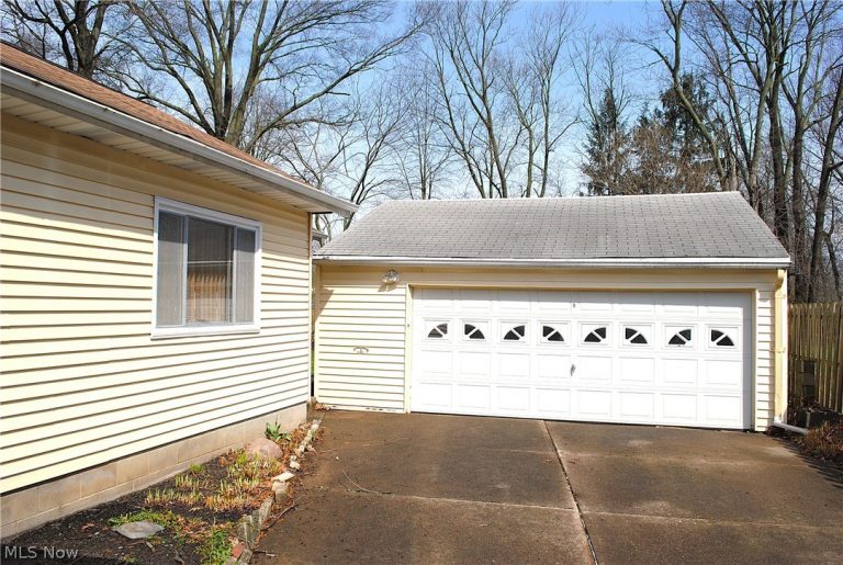 22990 Virginia Avenue, North Olmsted, OH - Photo 5