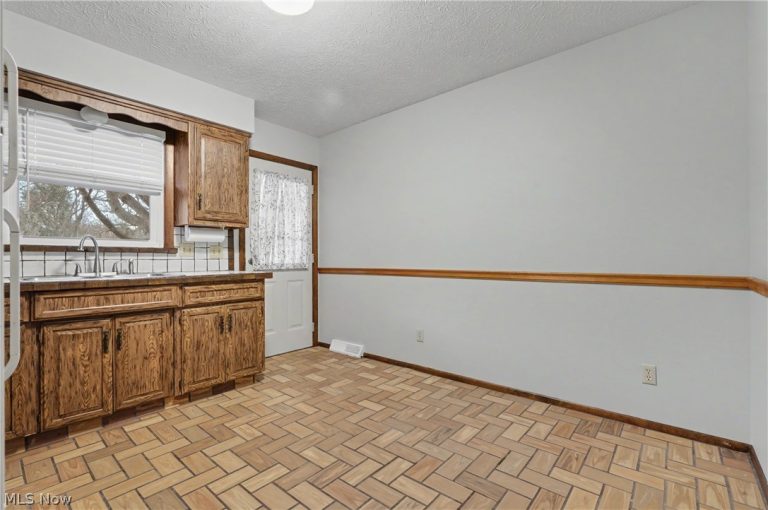 548 Continental Drive #B, Salem, OH - Photo 4