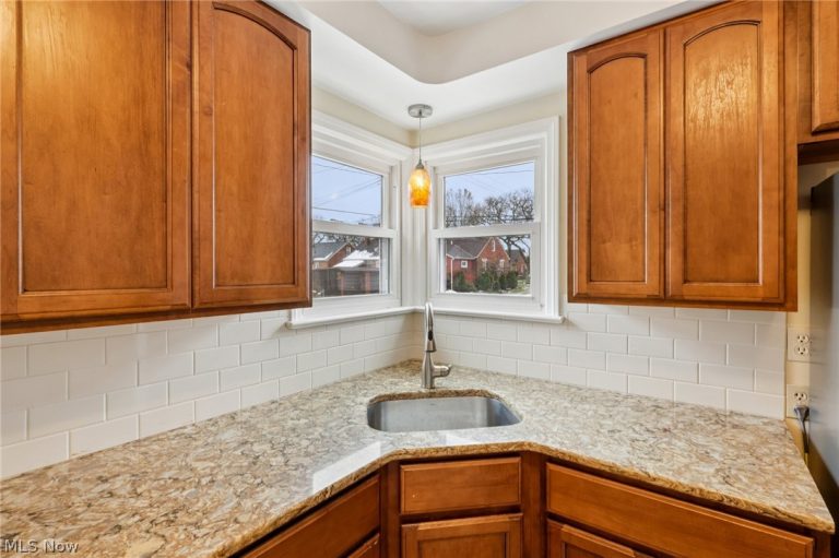 9005 Ansonia Avenue, Brooklyn, OH - Photo 8