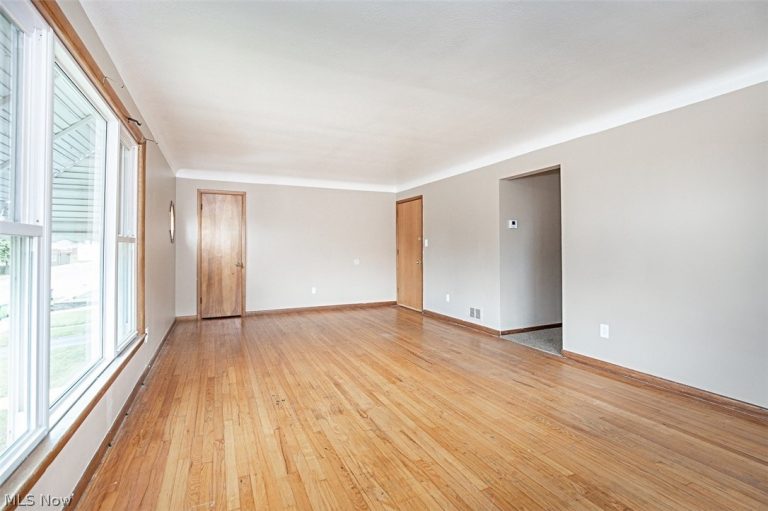 4633 Warner Road, Garfield Heights, OH - Photo 3